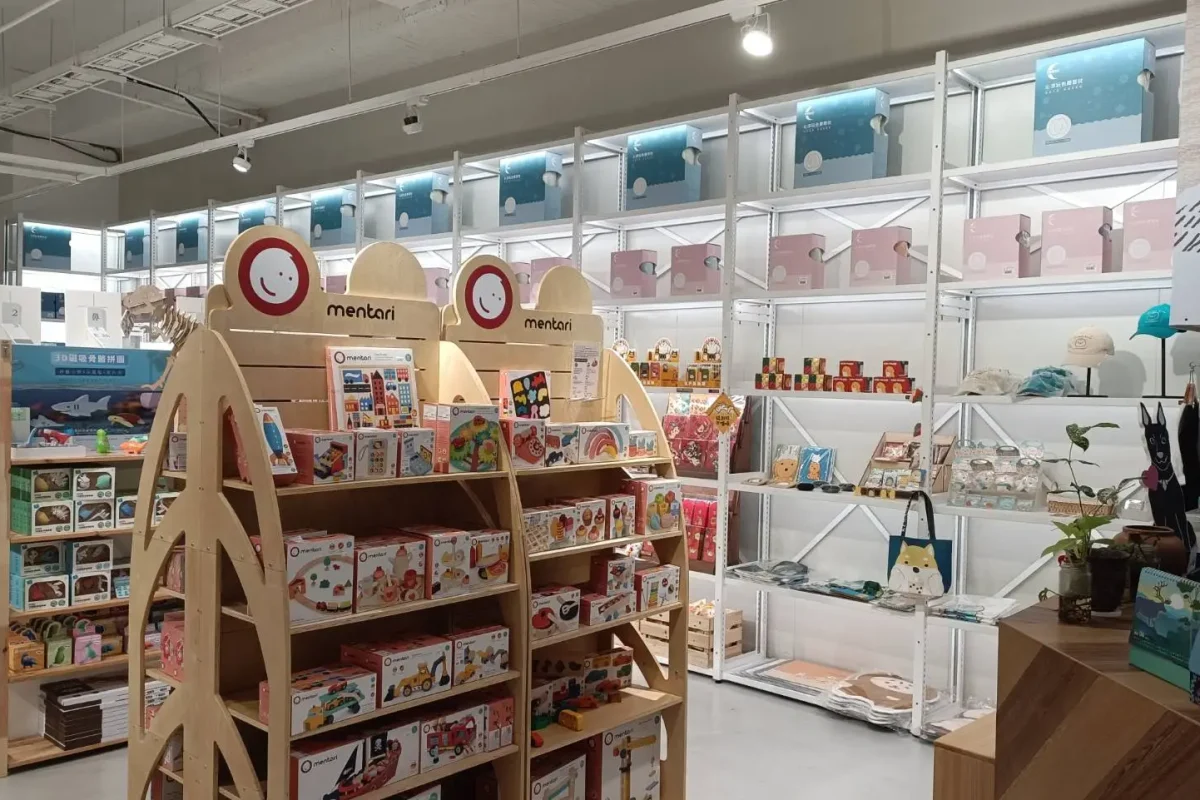 穎成室內裝修有限公司-台中室內裝修-彰化室內裝修-photo_南投市樹德半山夢工廠展架燈帶規劃佈置_1